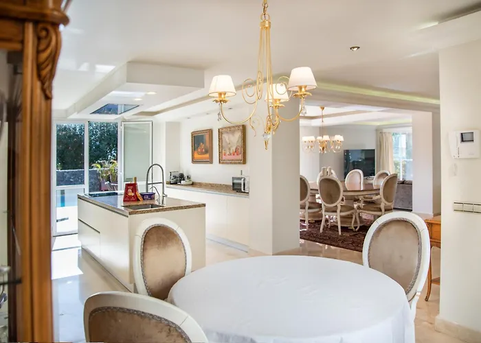 فيلة Diora أذيخي